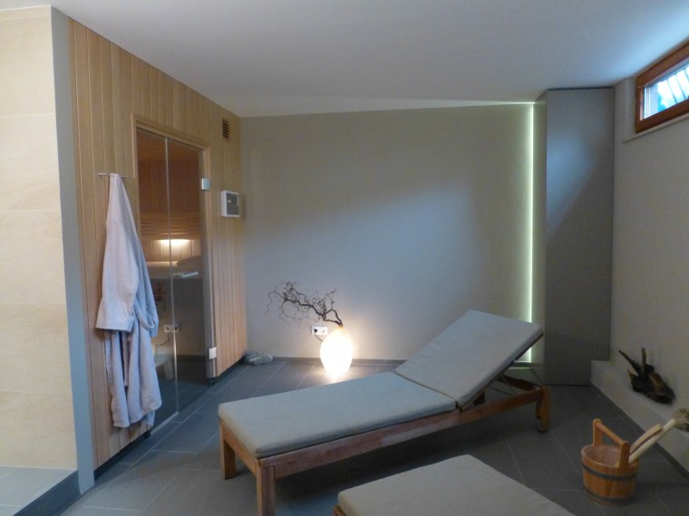Sauna mit Duschbereich