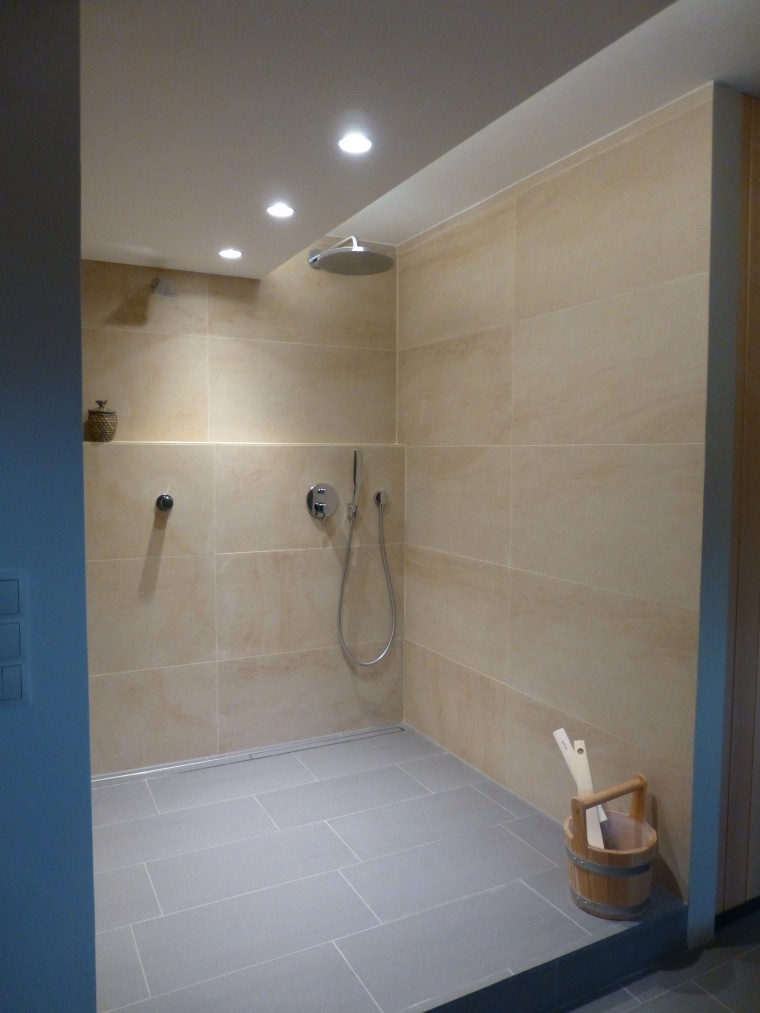 Sauna mit Duschbereich